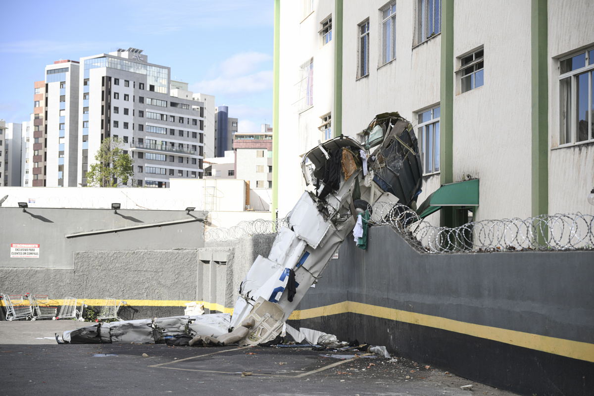 Dos muertos y tres heridos al estrellarse una avioneta contra un edificio en Brasil