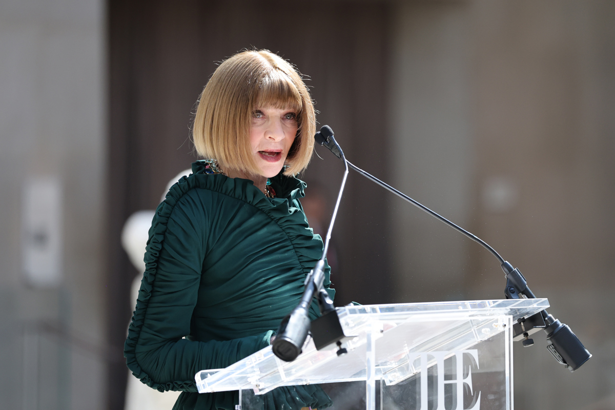 La histórica editora de la revista Vogue, Anna Wintour, habla durante el evento 'Costume Art' este lunes, en el Museo Metropolitano de Arte de Nueva York (Met). Foto EFE/ Octavio Guzmán