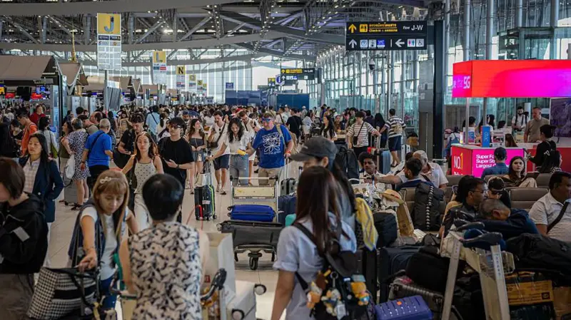 Por qué el combustible para aviones es especialmente vulnerable a la guerra en Irán (y cómo puede afectar a nuestras vacaciones)