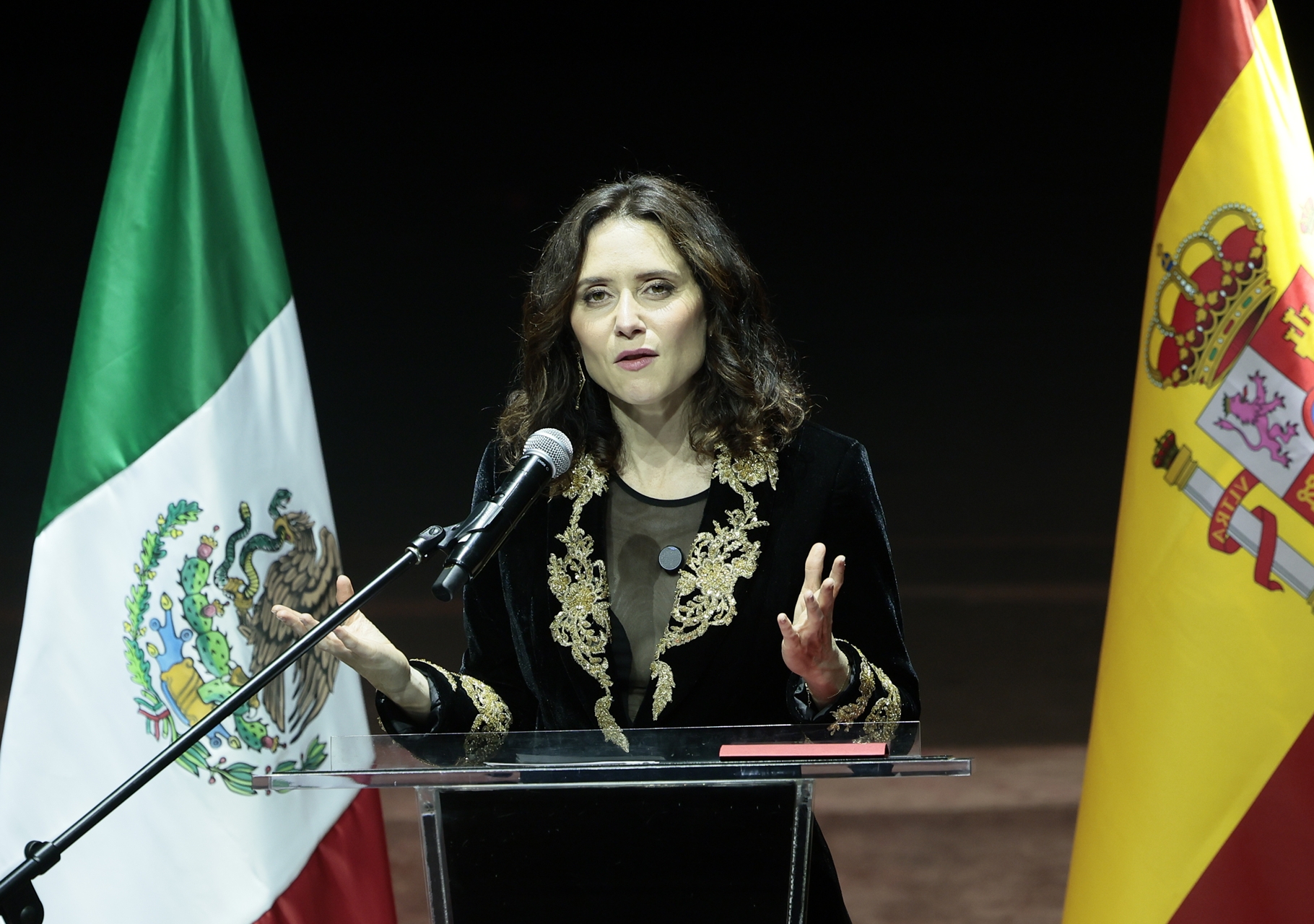 Isabel Díaz Ayuso homenajeó a Hernán Cortés en México y cuestionó las disculpas por la conquista