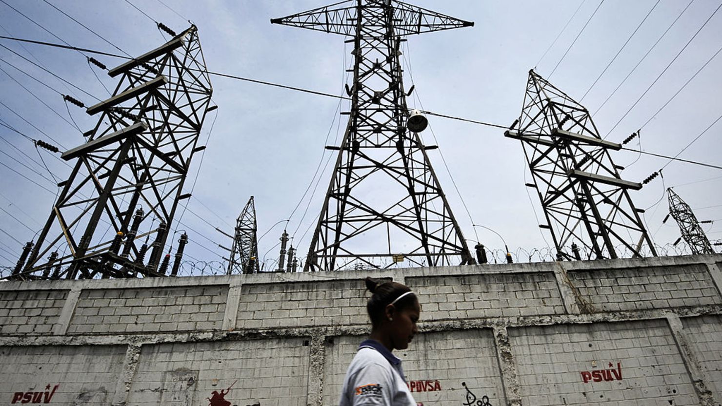 Sistema eléctrico en terapia intensiva: solo opera al 36% de su capacidad mientras el interior del país sufre apagones