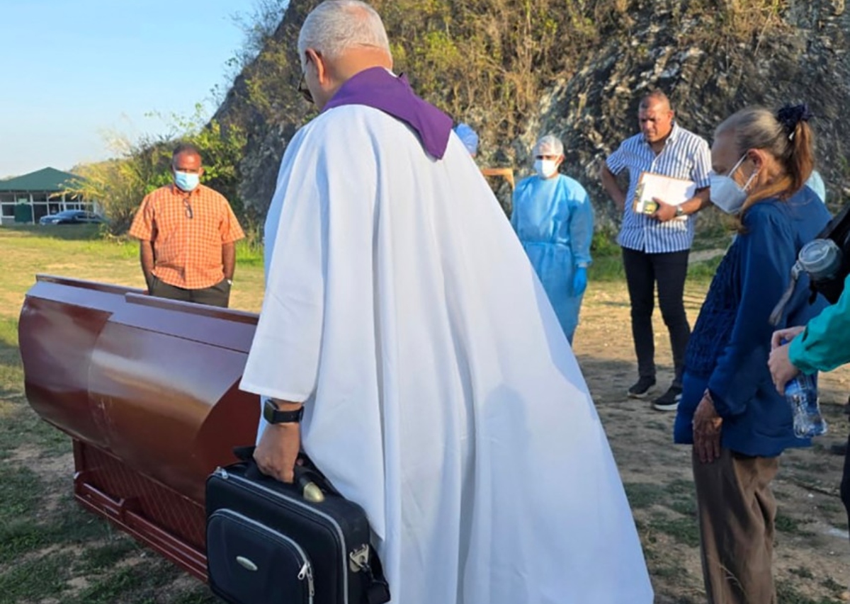 Carmen Teresa Navas reconoció los restos de su hijo: sepelio se realizó en el Cementerio del Este