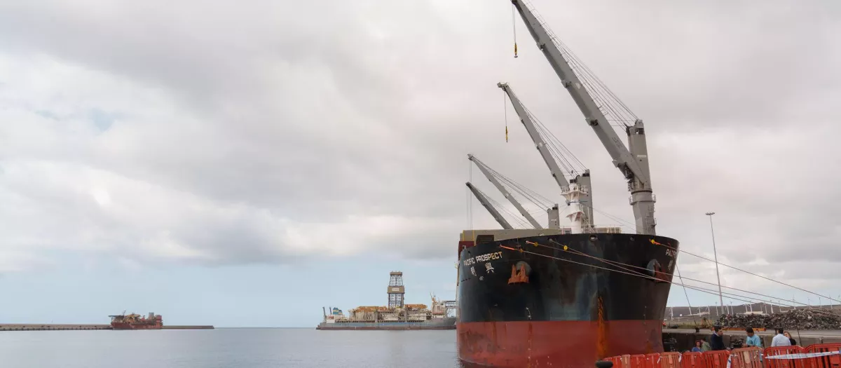 Así será el delicado desembarco del crucero por mar, tierra y aire: 