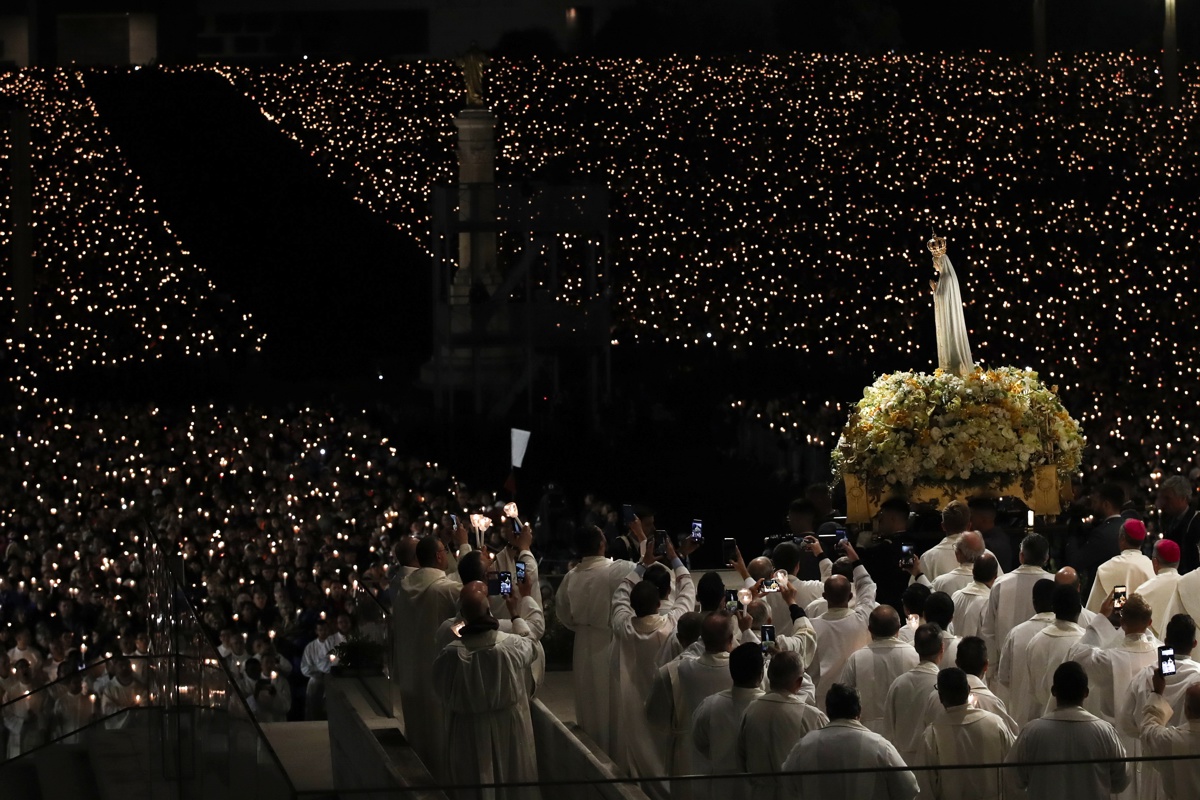 En imágenes: miles de fieles honran a la virgen de Fátima en Portugal