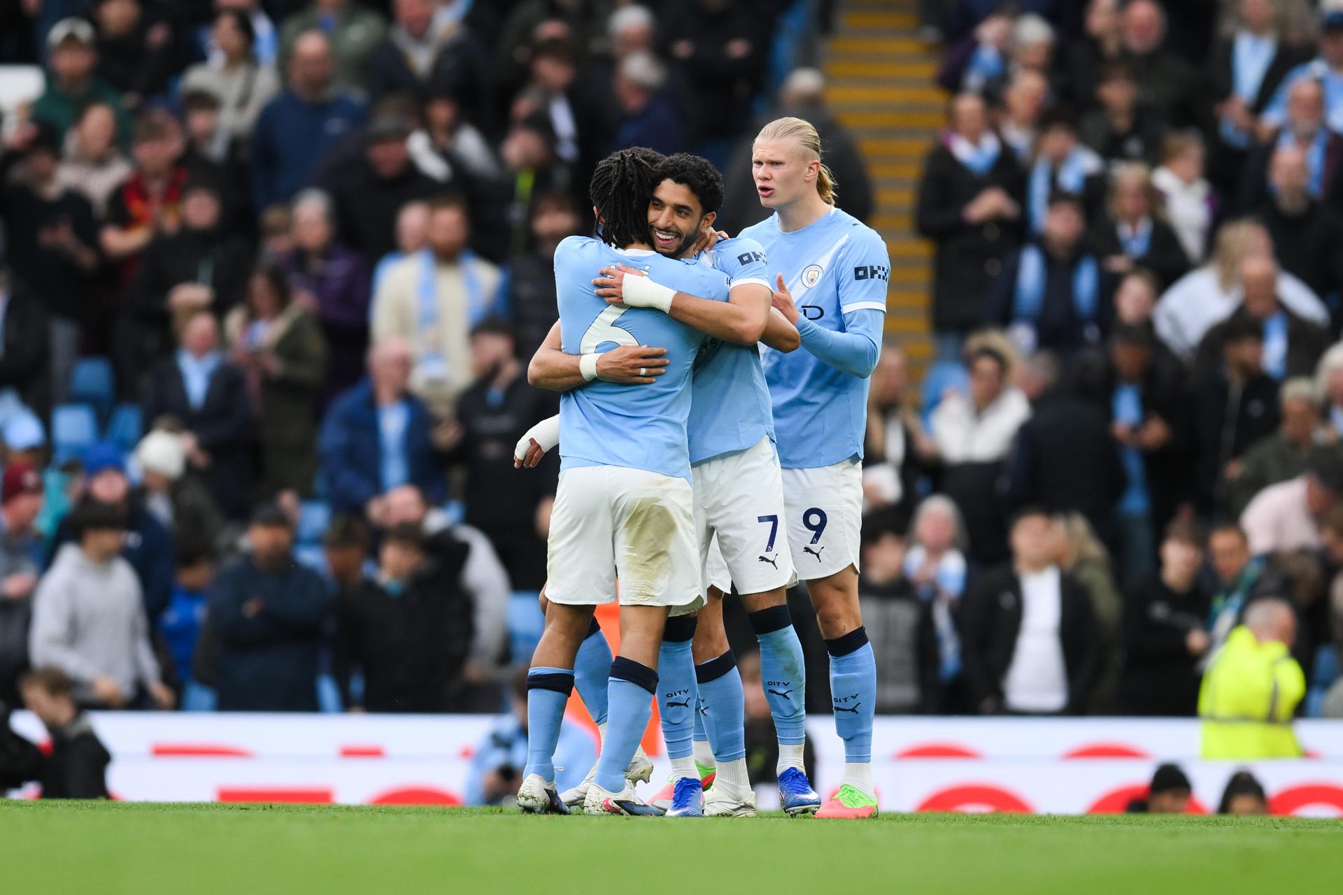 Manchester City gana y acecha el liderato del Arsenal