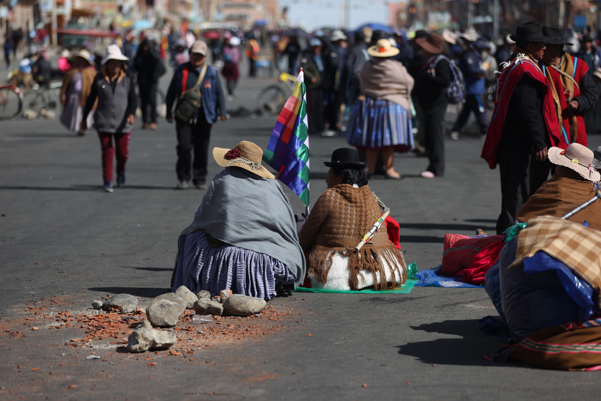 Cerca de 5.000 camiones permanecen varados por bloqueos en las rutas de Bolivia