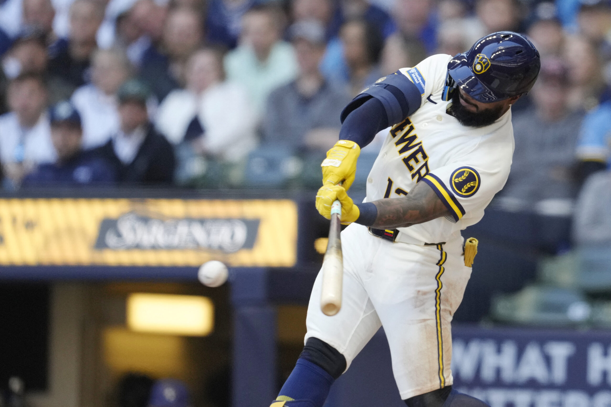 Luis Rengifo castiga por segundo día a Padres en la victoria de Cerveceros