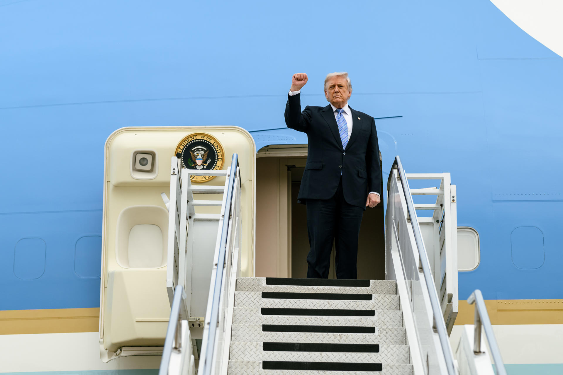 Trump bromea sobre foto viral de Marco Rubio con el conjunto usado por Maduro: 