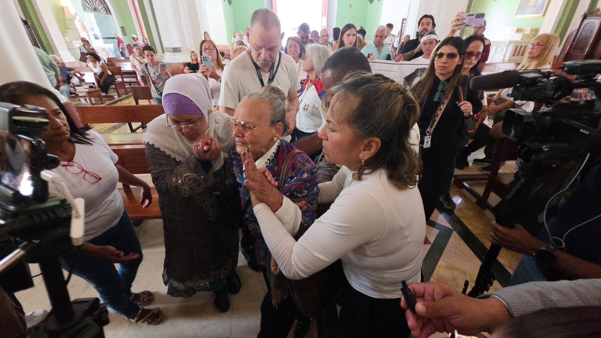 Dentro de la iglesia la señora Carmen mostró su dolor luego de varios días de la confirmación de la muerte de su hijo. Foto: El Nacional/ Ezequiel Carías