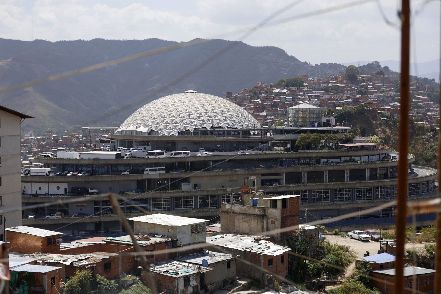 Reportan que se realizaron traslados de presos políticos de El Helicoide mientras familiares exigían liberaciones