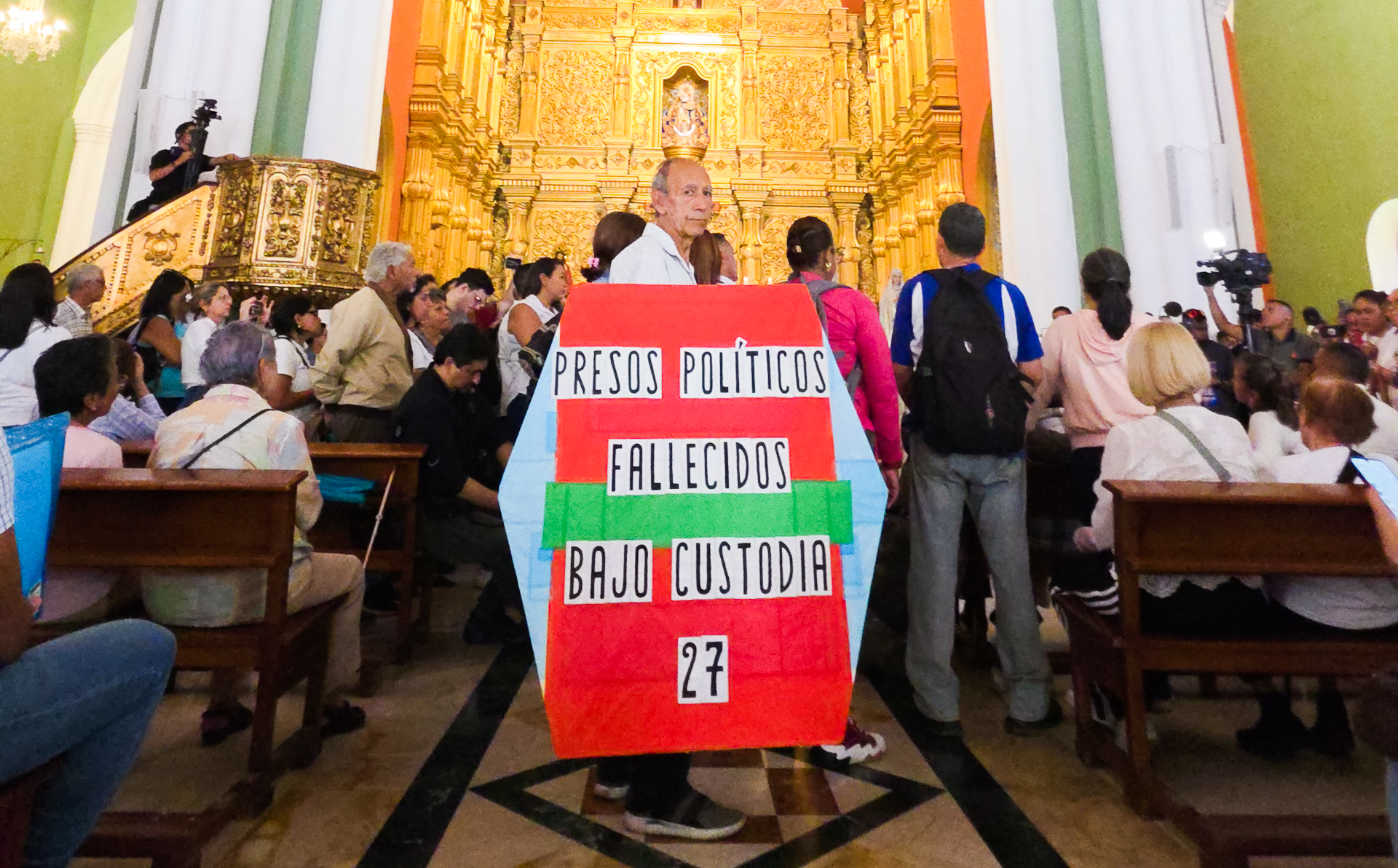 El señor del papagayo con un mensaje para exigir la excarcelación de los presos políticos. Foto: Ezequiel Carías/El Nacional