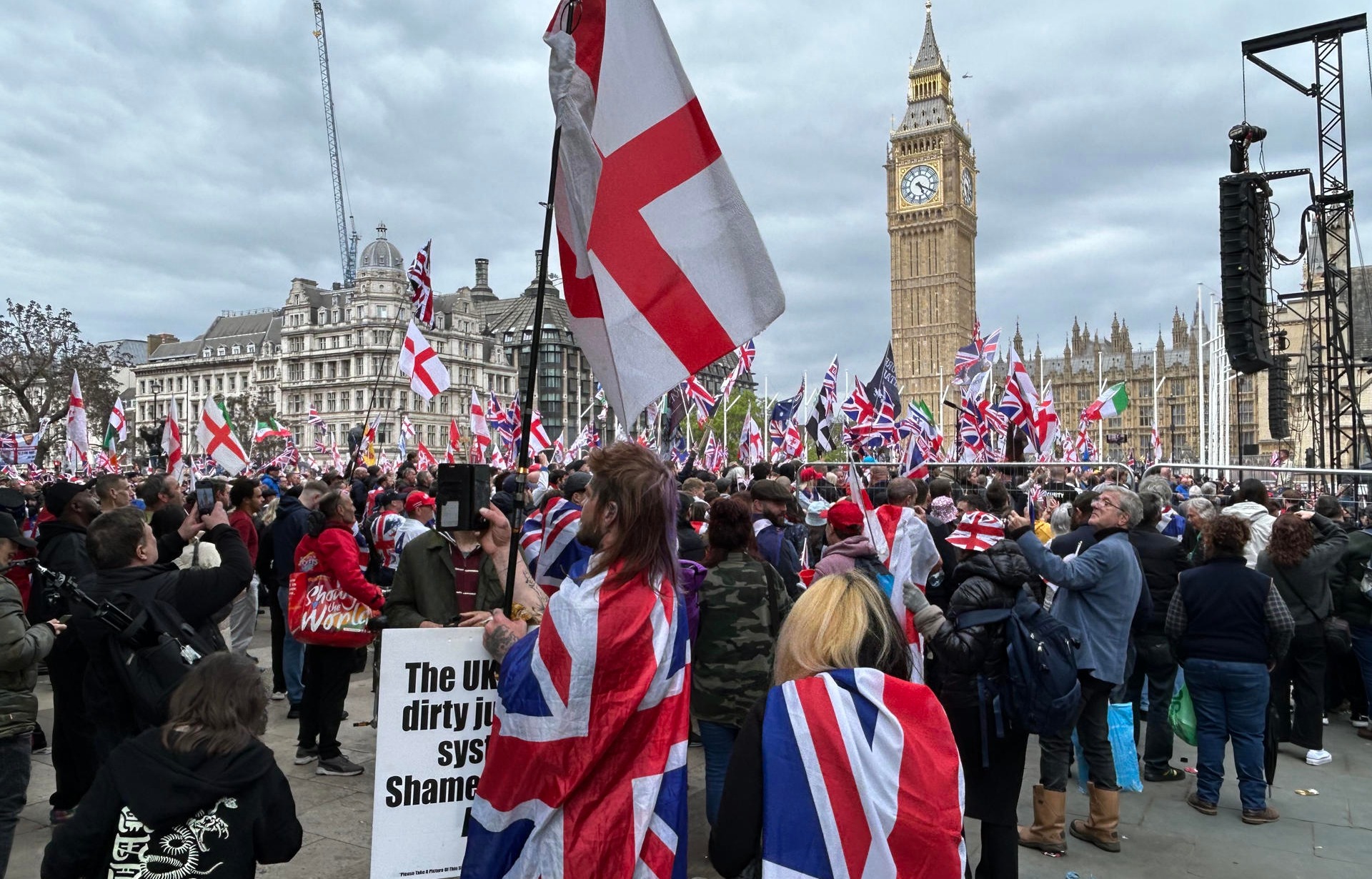 "Unite the Kingdom": la ultraderecha británica desafía al gobierno de Starmer con multitudinaria protesta