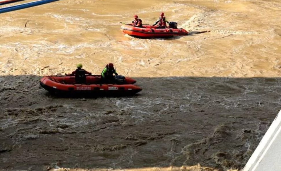 Un fallecido y nueve desaparecidos tras caer una camioneta a un río en China