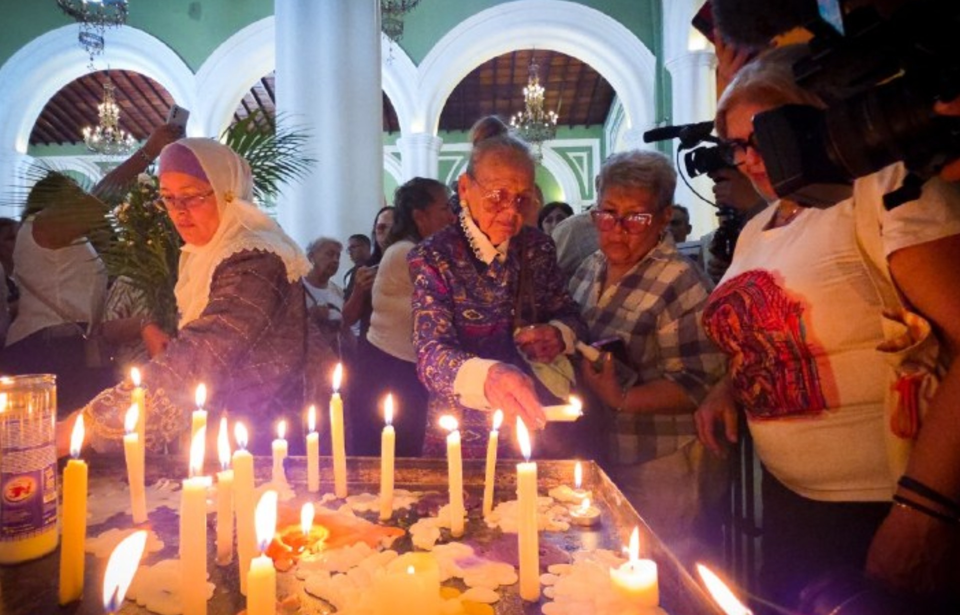 Carmen Teresa Navas, madre de Víctor Quero, luego de misa en honor a su hijo el pasado 15 de mayo | Ezequiel Carías/El Nacional