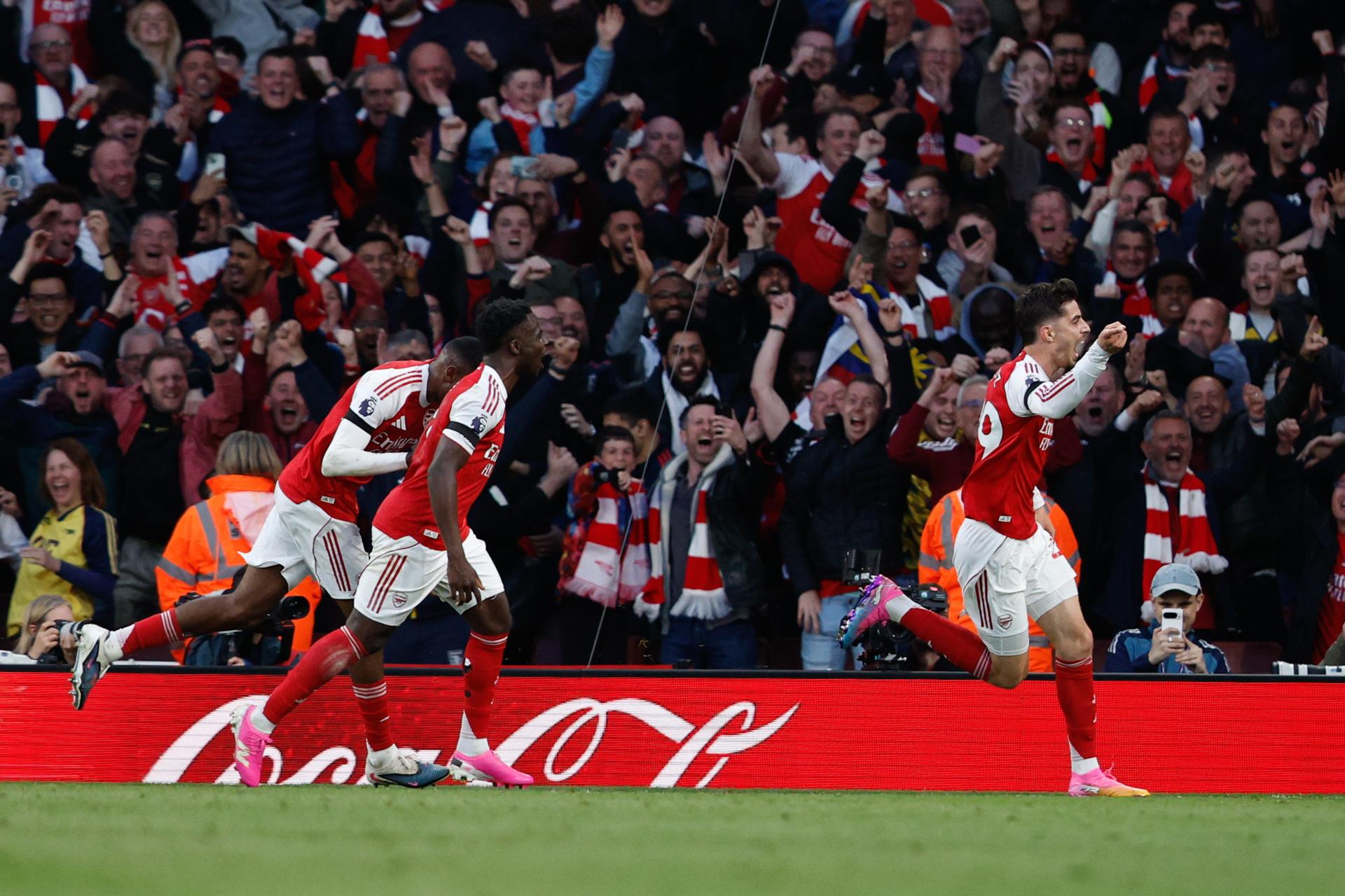 Arsenal gana en casa y acaricia el título de la Premier League
