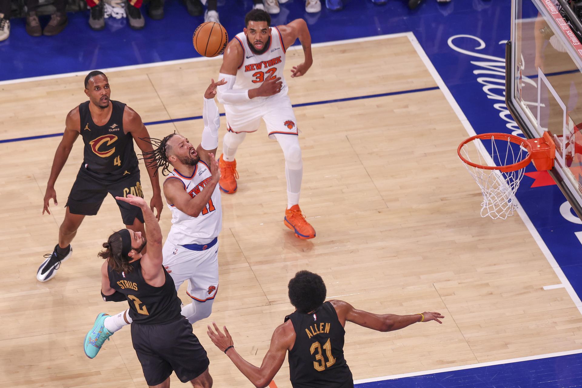 Knicks remontan 22 puntos y pegan primero ante los Cavaliers en un juego de infarto