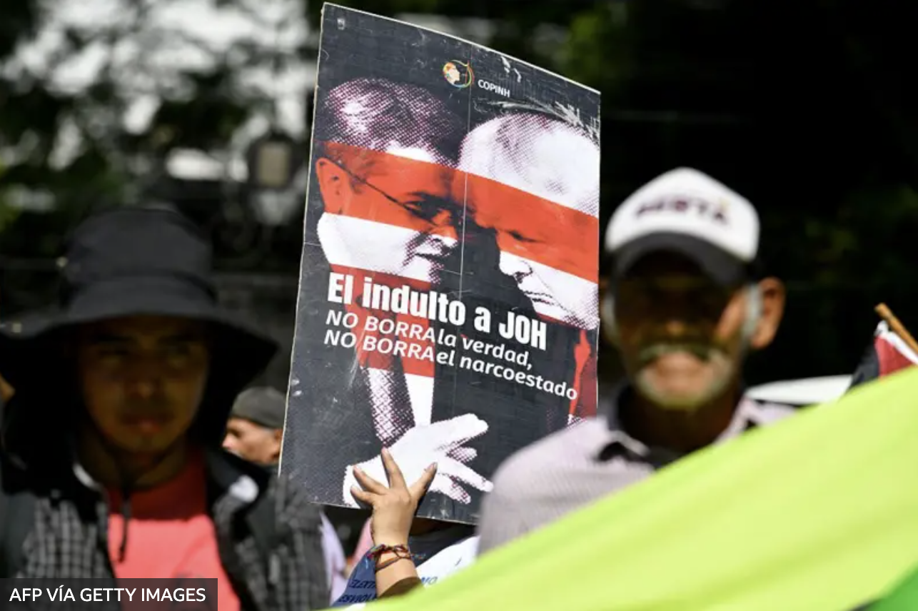 Tras haber sido condenado a 45 años de prisión, Juan Orlando Hernández fue indultado por el presidente Donald Trump el 1 de diciembre de 2025.
