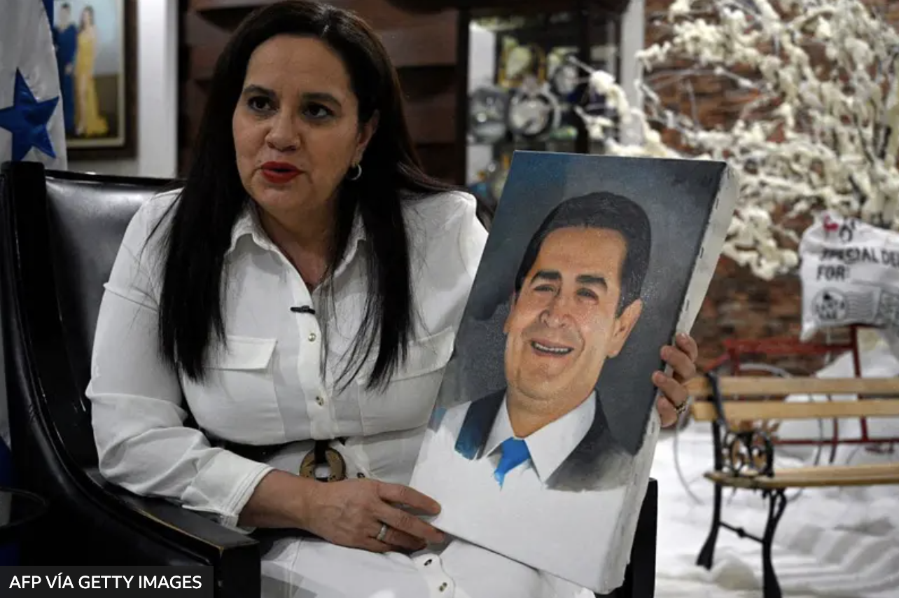 Juan Orlando Hernández dice que no le interesa reincorporarse a la política, sino que quiere pasar tiempo con su esposa, Ana García de Hernández (en la imagen) y sus hijos.
