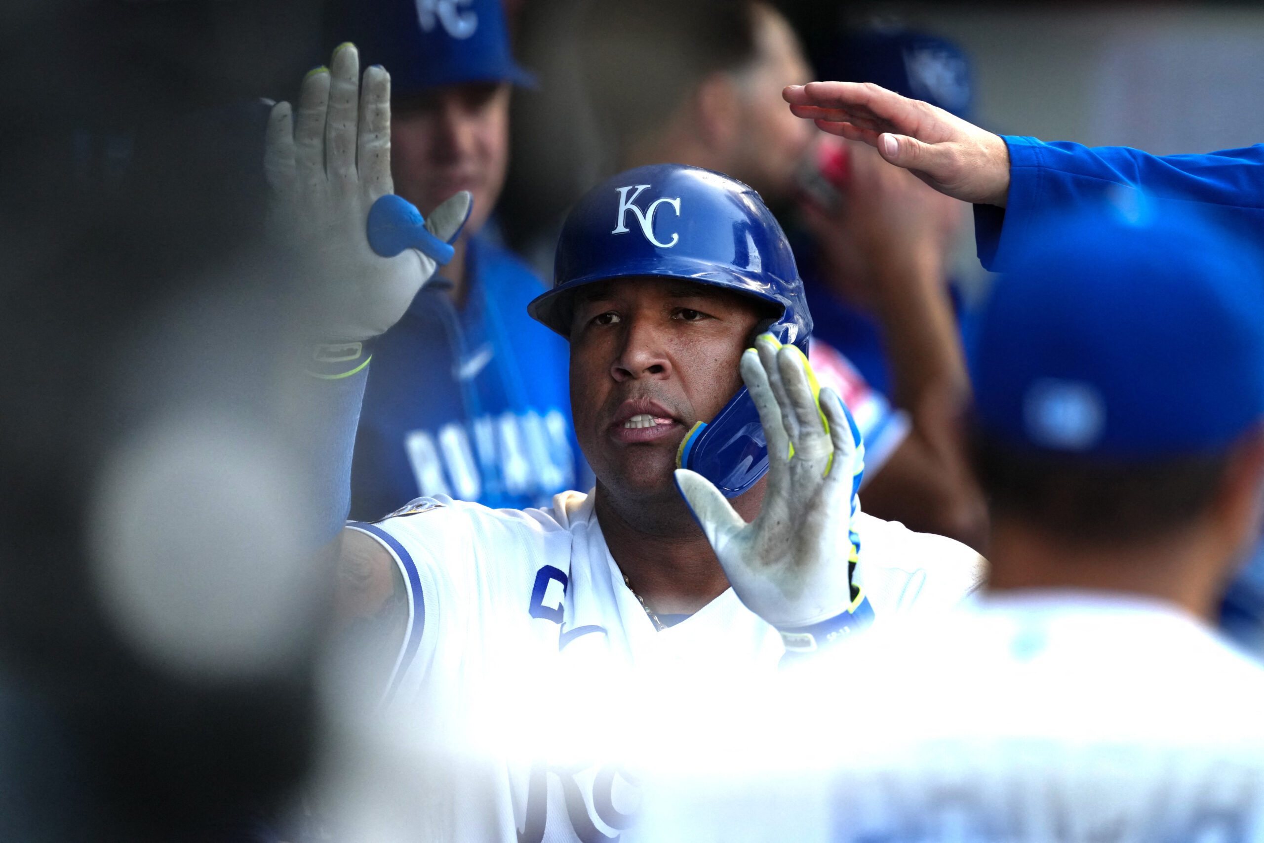 Salvador Pérez iguala la cima de los receptores latinos con más jonrones en MLB
