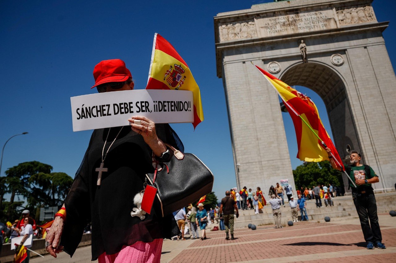 Miles de personas marcharon y pidieron en Madrid la dimisión de Pedro ...