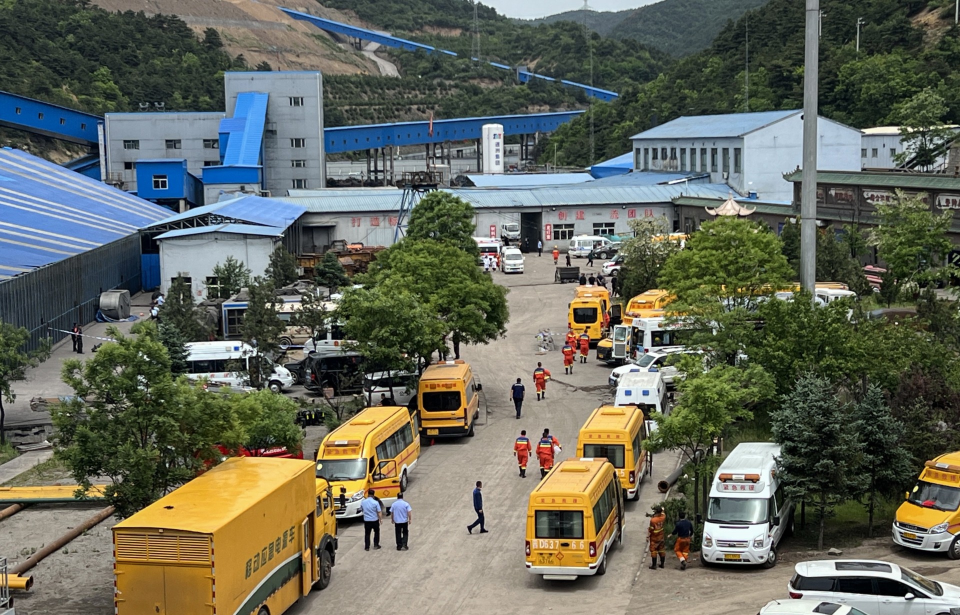 Al menos 90 muertos por una explosión en una mina de carbón en China