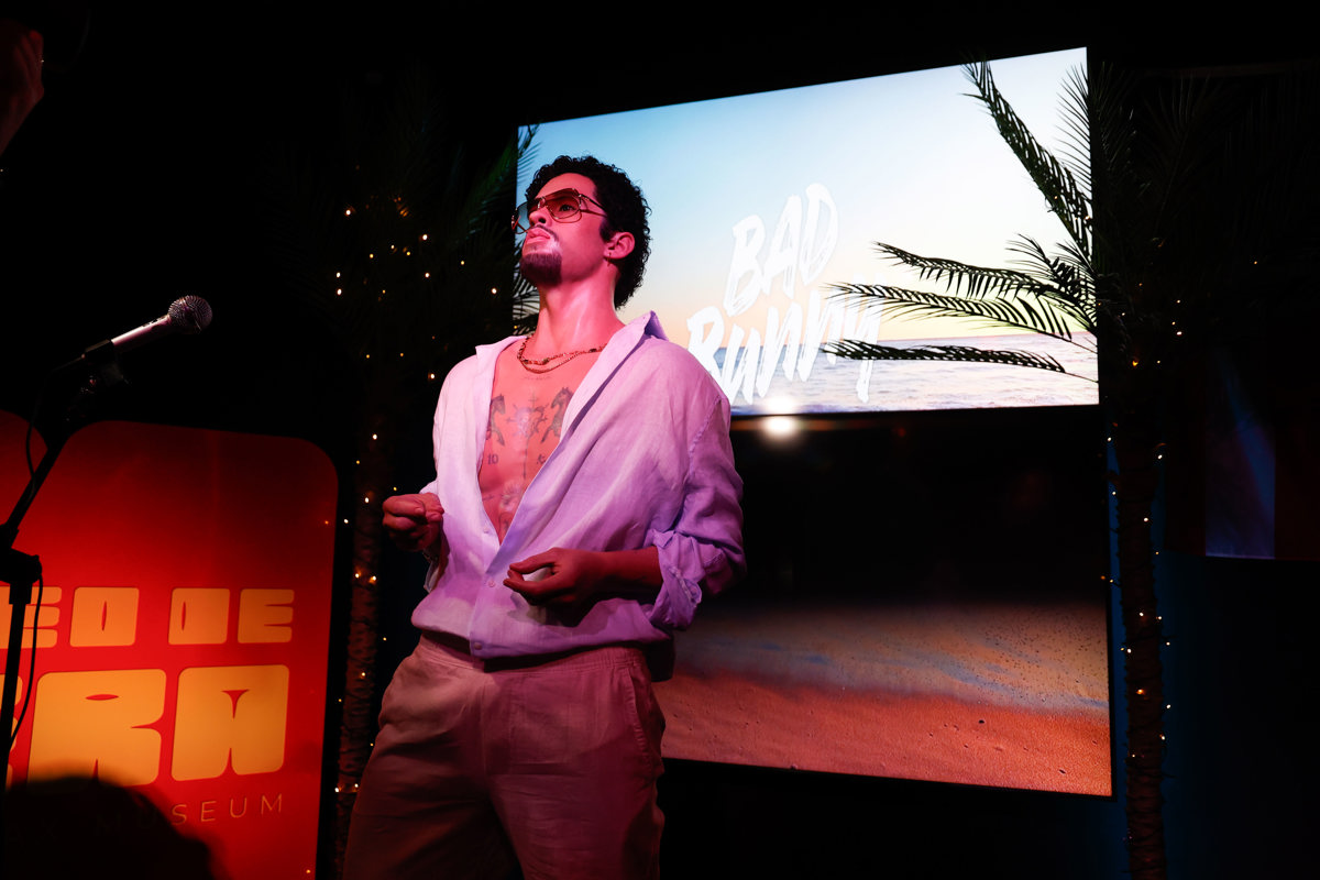 Figura de Bad Bunny se exhibe en el Museo de Cera de Madrid
