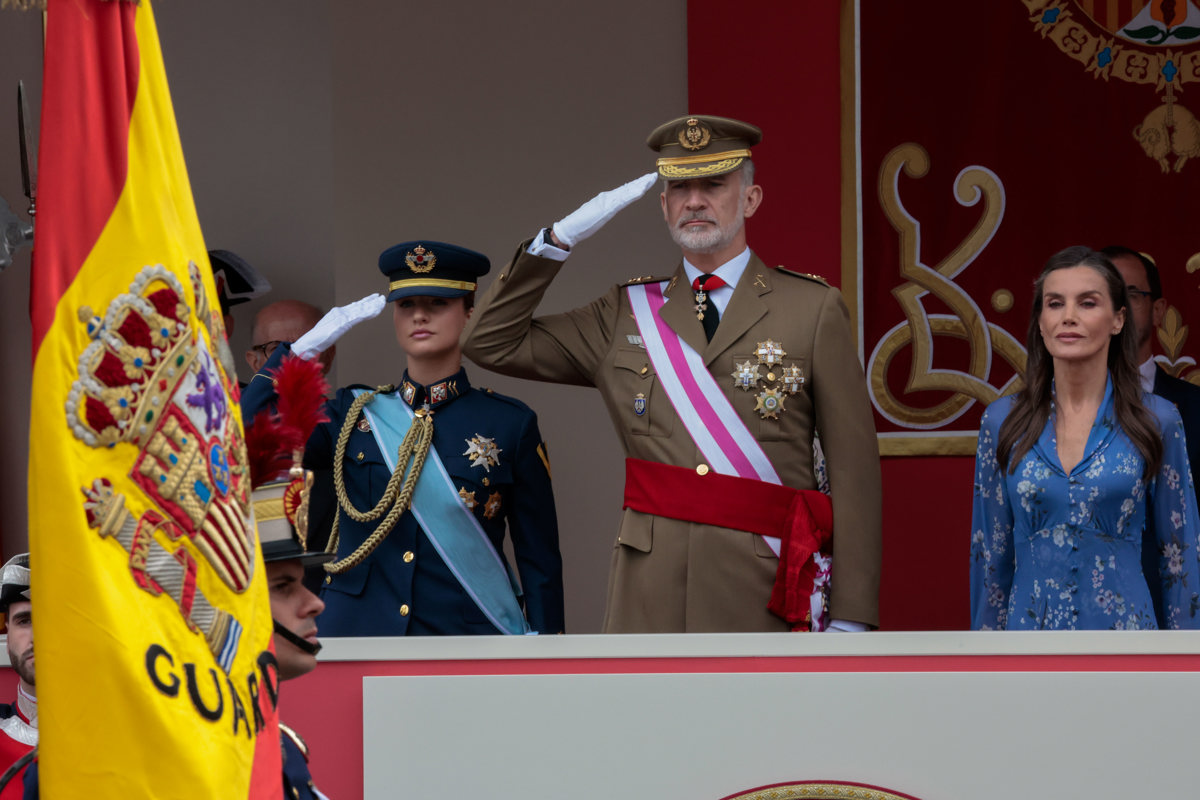 Rey Felipe VI resolvió fallo mecánico que provocó caída de bandera durante desfile militar