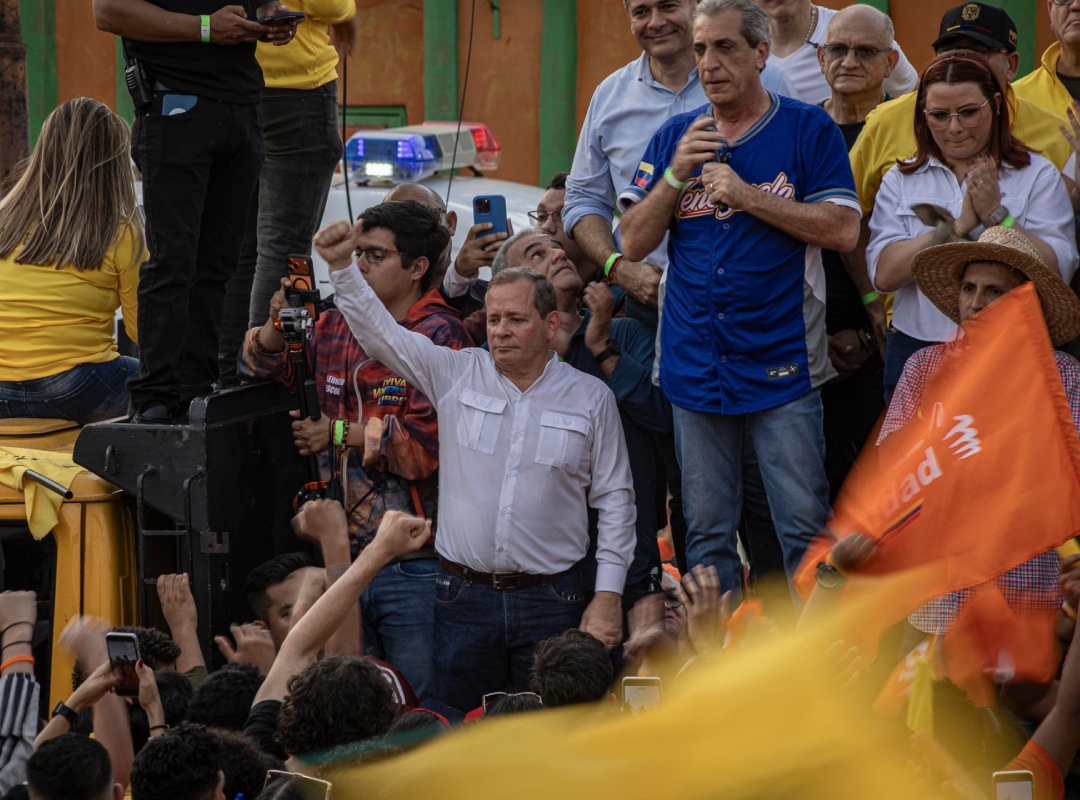 Cover image for Juan Pablo Guanipa y Freddy Superlano encabezaron movilización en Maracaibo por elecciones presidenciales