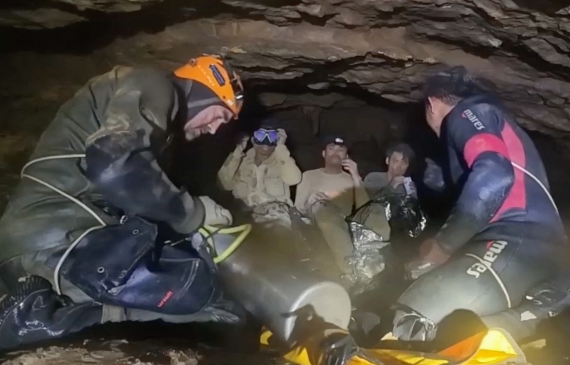 Laos busca a los dos últimos hombres atrapados en las profundidades de una cueva