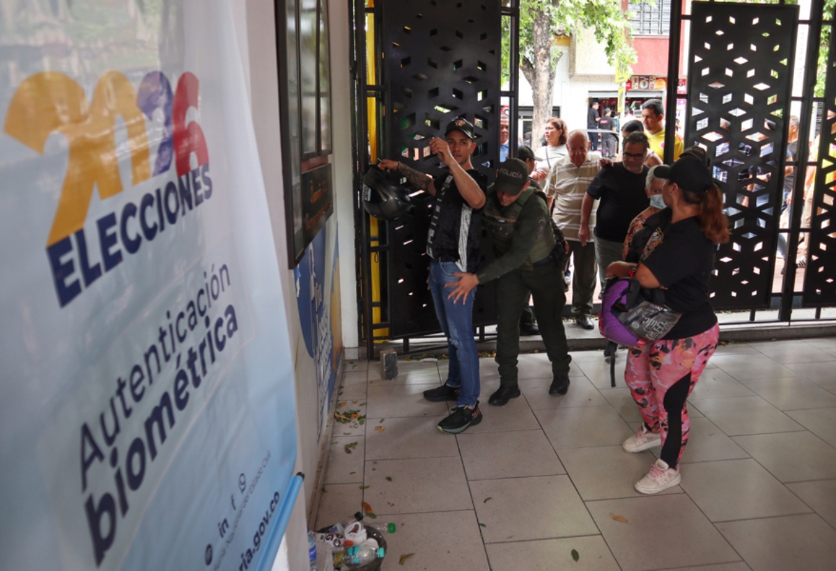 Colombia cerró mesas de votación en primera vuelta para definir al próximo presidente