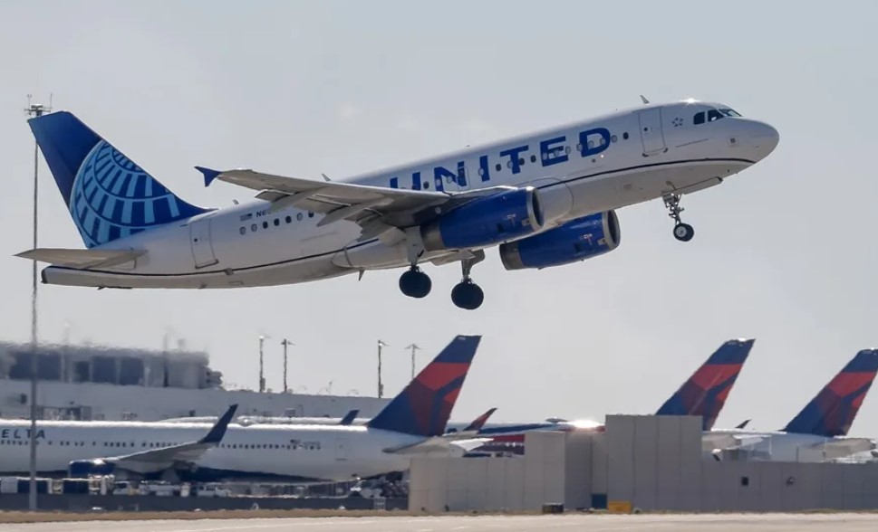Cover image for Vuelo de United Airlines aterrizó de emergencia por nombre sospechoso detectado en un dispositivo Bluetooth