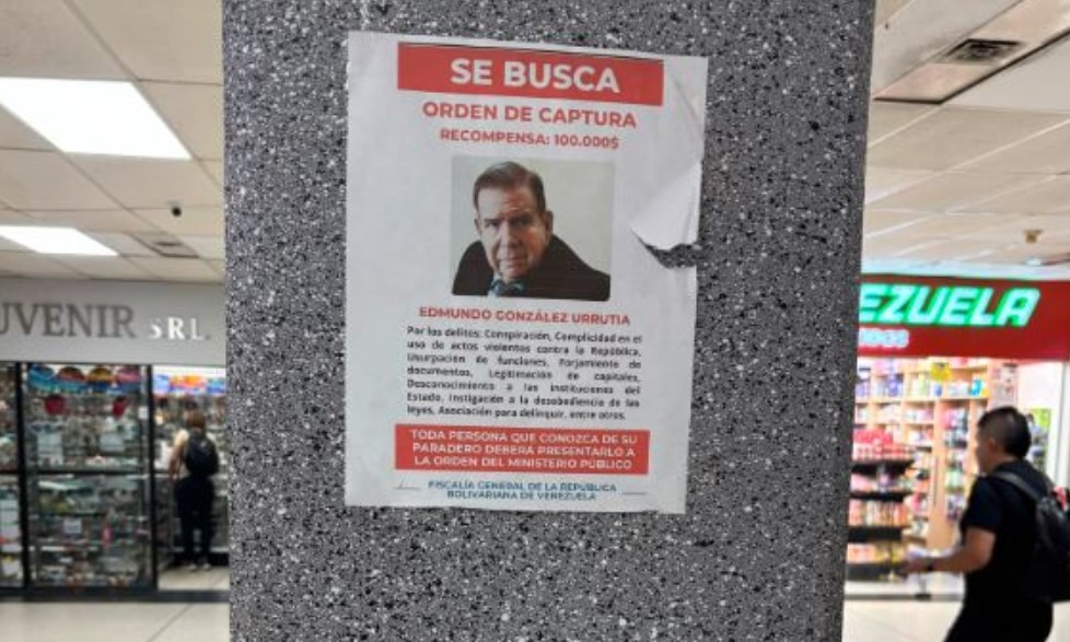 Williams Dávila exigió retirar carteles que solicitan la captura de Edmundo González en alcabalas y aeropuertos