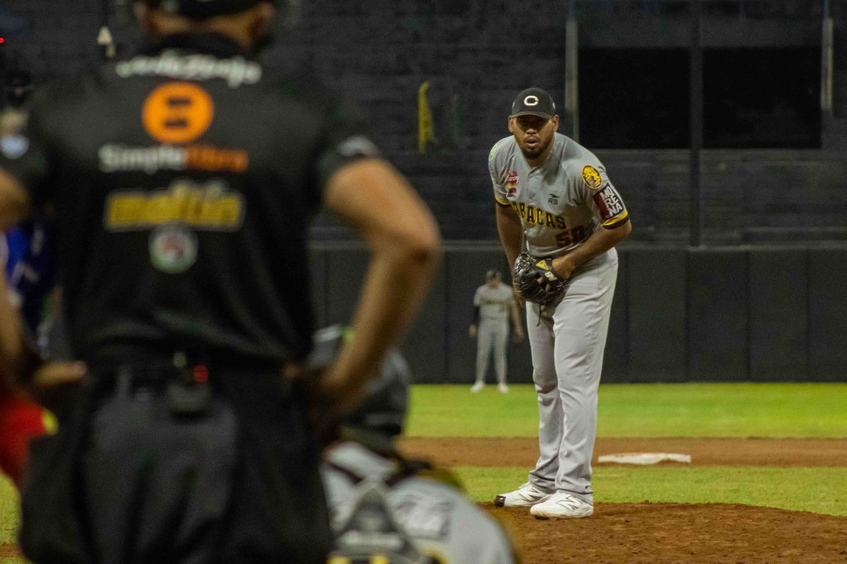 Cover image for La nueva fórmula del Caracas para mejorar el peor pitcheo del Caribe