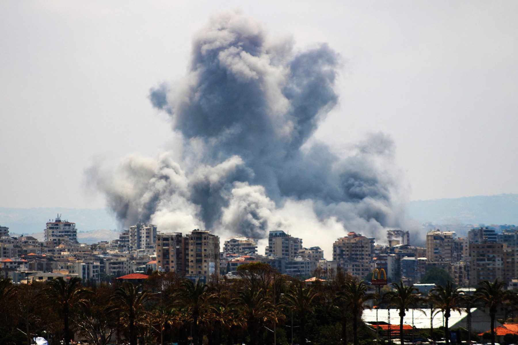Estados Unidos e Irán se atacan mutuamente pese al alto el fuego
