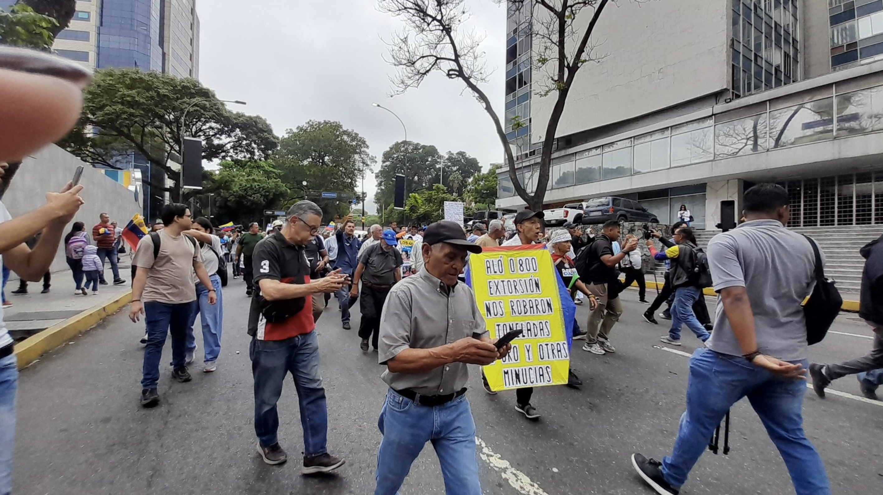 Estudiantes y sindicalistas marchan a la Embajada de EE UU para exigir liberación de presos políticos y cronograma electoral
