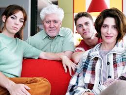 “Amarga Navidad” de Almódovar: el cineasta español se entrega al autorretrato fílmico