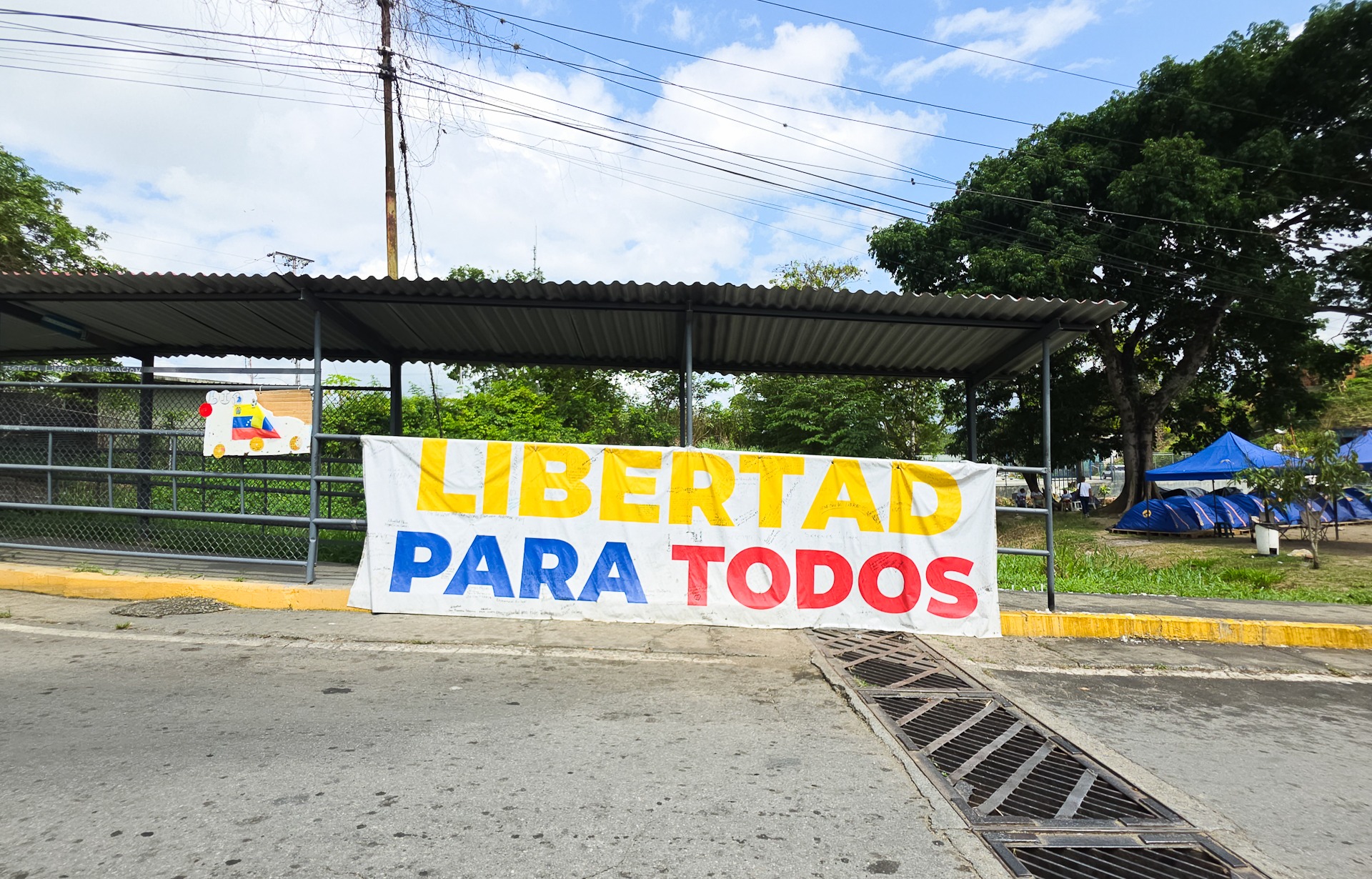 Una pancarta gigante con la frase "libertad para todos" está muy cerca de la entrada de El Rodeo I | El Nacional/Ezequiel Carías