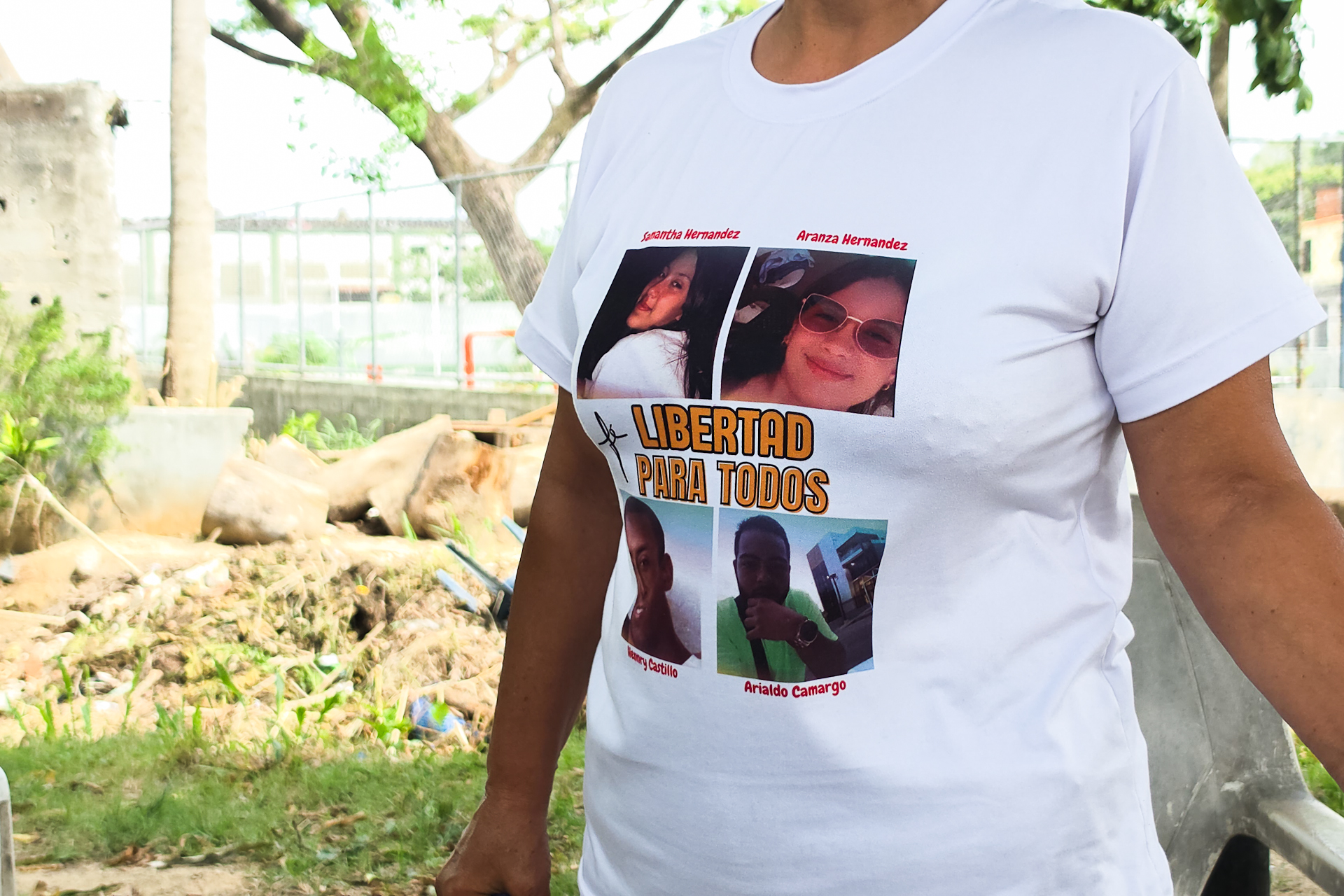 Ruth lleva una franela de varios de sus familiares, a quien espera que los liberen pronto | El Nacional/Ezequiel Carías