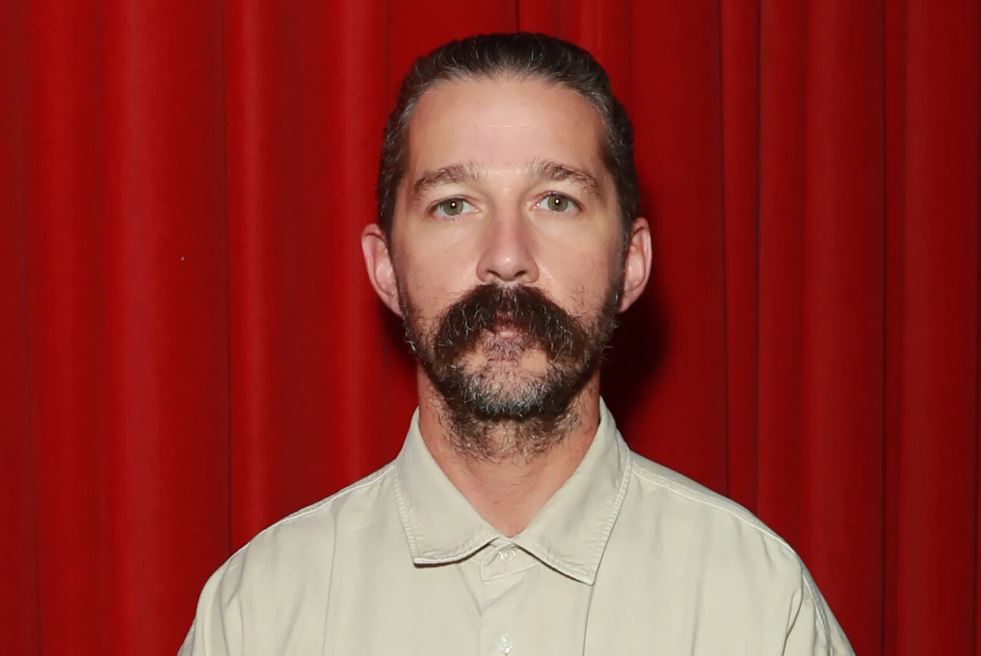 Cover image for Shia LaBeouf se declara culpable de cargos de agresión tras pelea en un bar