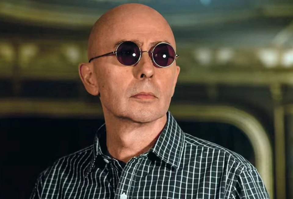 Cover image for Fallece a los 77 años Carlos 'El Indio' Solari, ícono del rock argentino