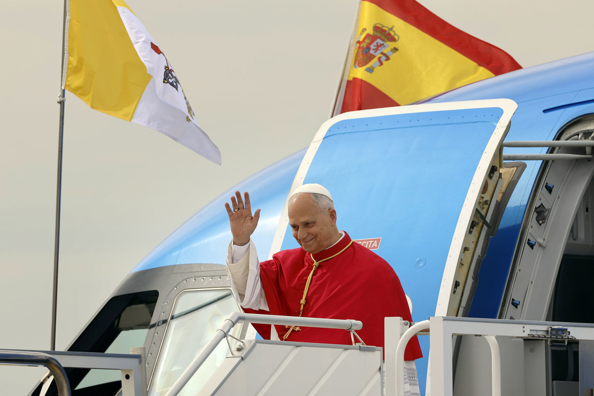 Papa León XIV llegó a España para iniciar una visita apostólica histórica de seis días