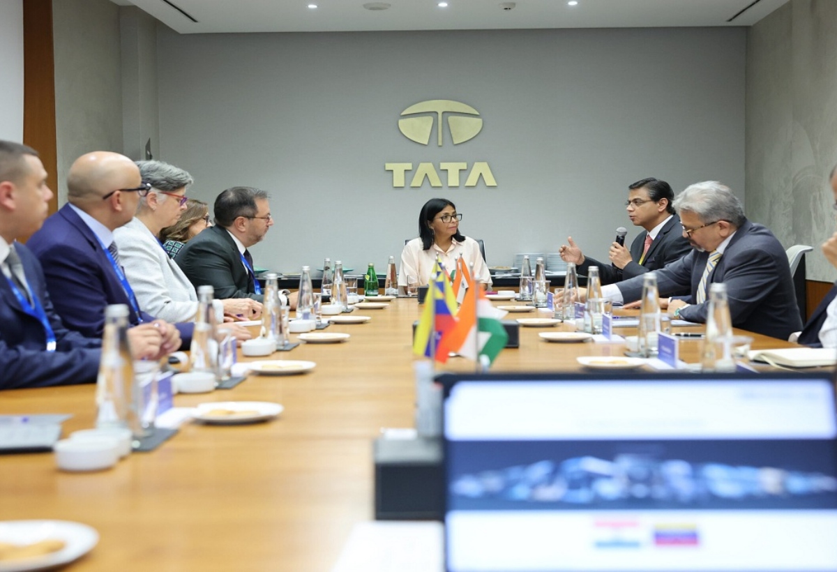 Delcy Rodríguez visitó conglomerado Tata tras su parada por la refinería de Jamnagar en India