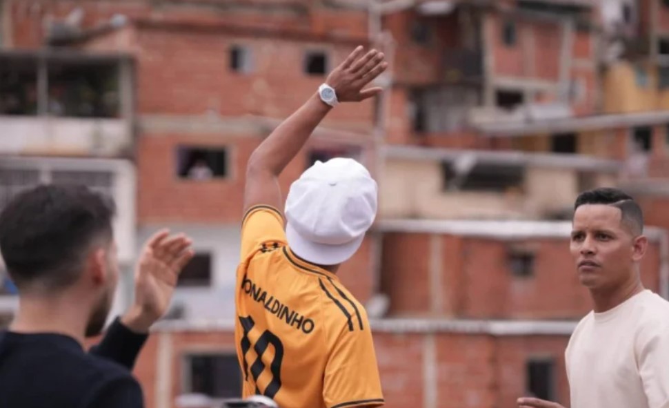 Ronaldinho recorrió las calles de Petare antes de su partido por la Liga Monumental