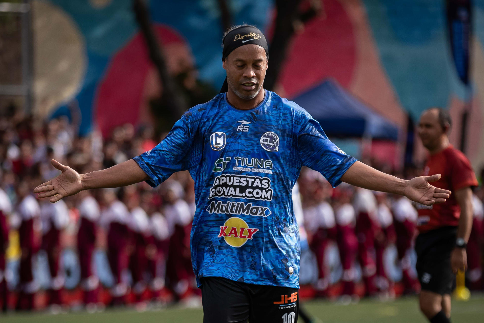 Ronaldinho juega un partido de exhibición en Petare