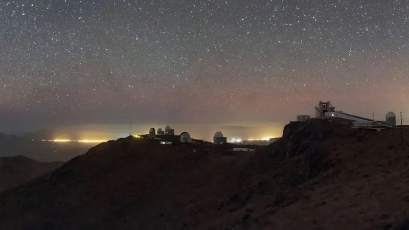 La contaminación lumínica procedente de las ciudades situadas en los límites del desierto y de la minería industrial está empañando la visión del cielo nocturno en el Atacama | ESO/ P. Horálek