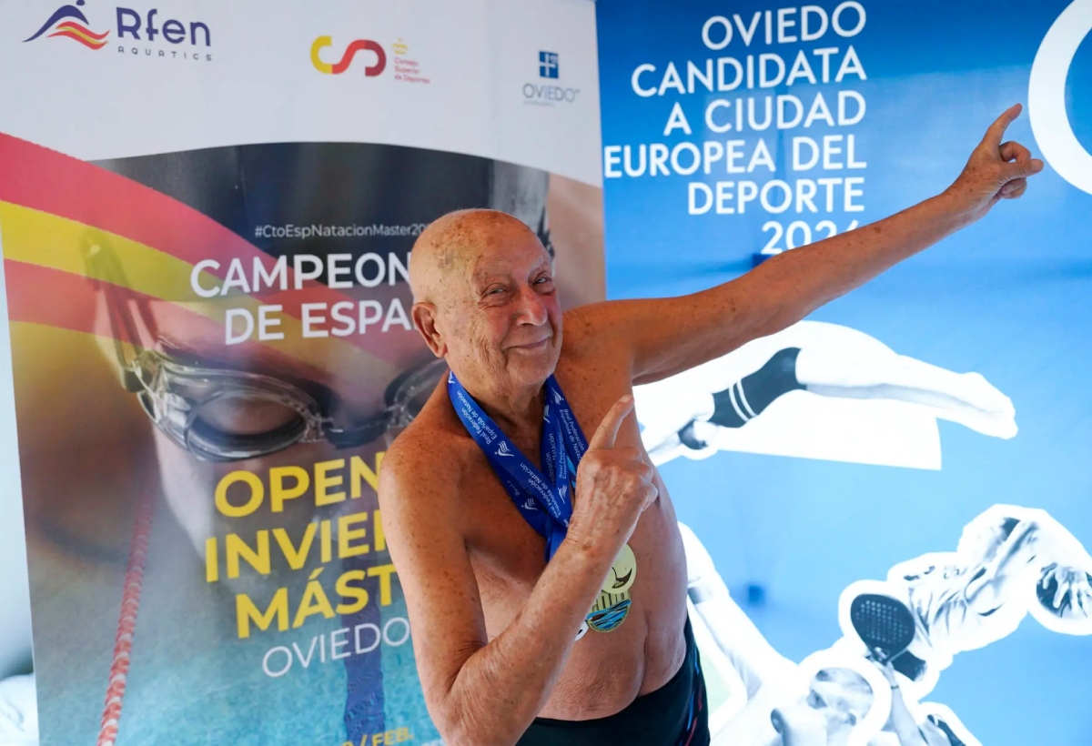 El 'incansable' Paco Domínguez: vivió en Venezuela y recibió homenaje por seguir nadando a sus 98 años