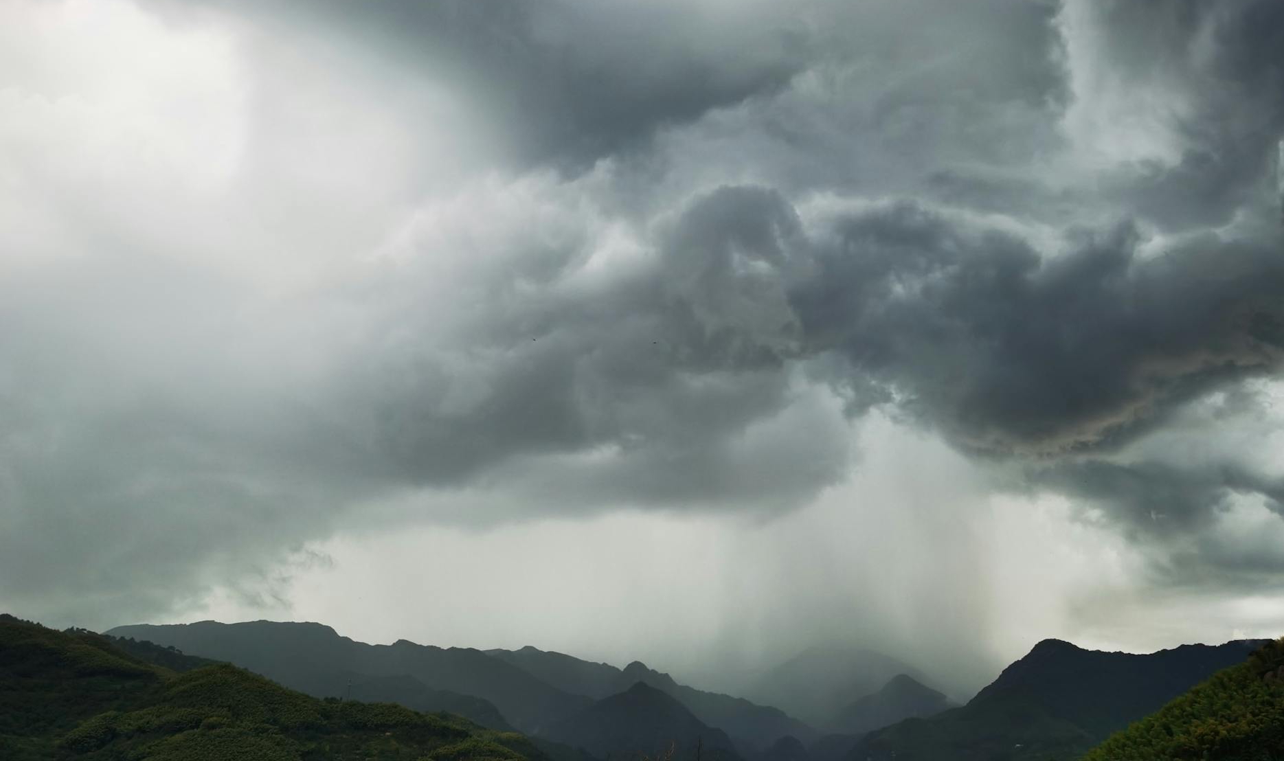Lluvias afectan vialidad y servicio eléctrico en e