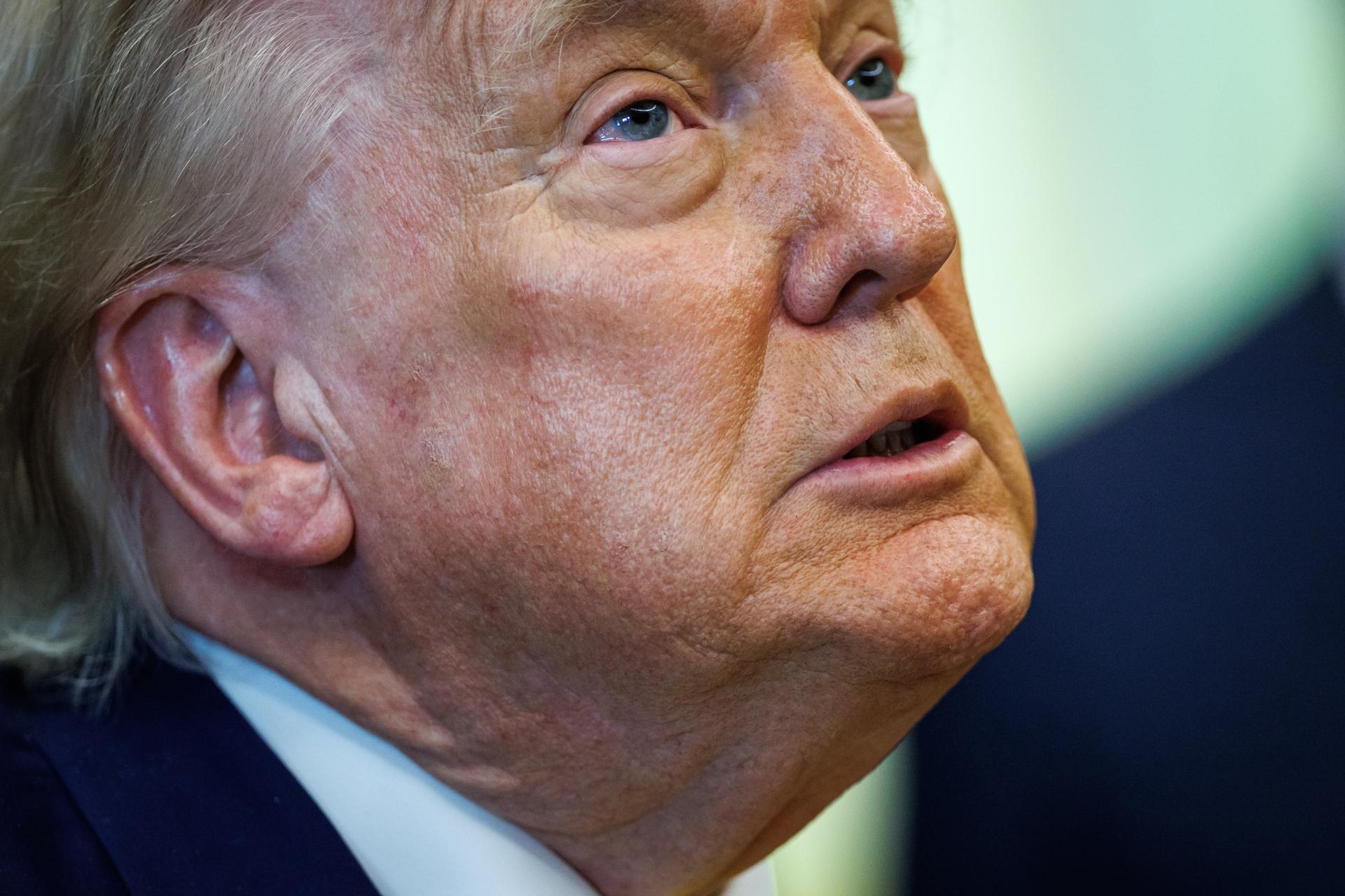 Trump abandona entrevista e insulta a periodista d