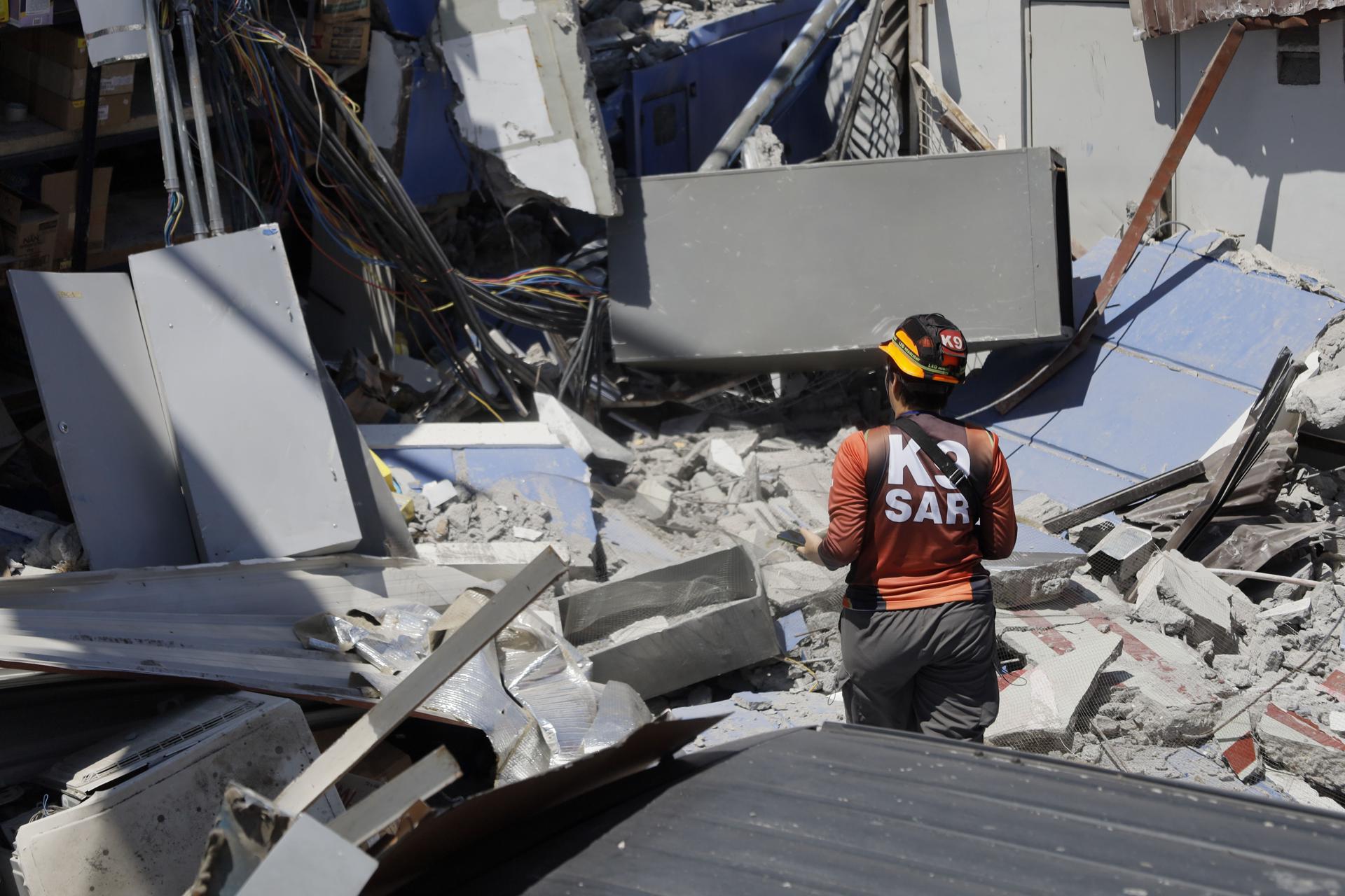 Sube a 37 la cifra de muertos por terremoto de 7,8