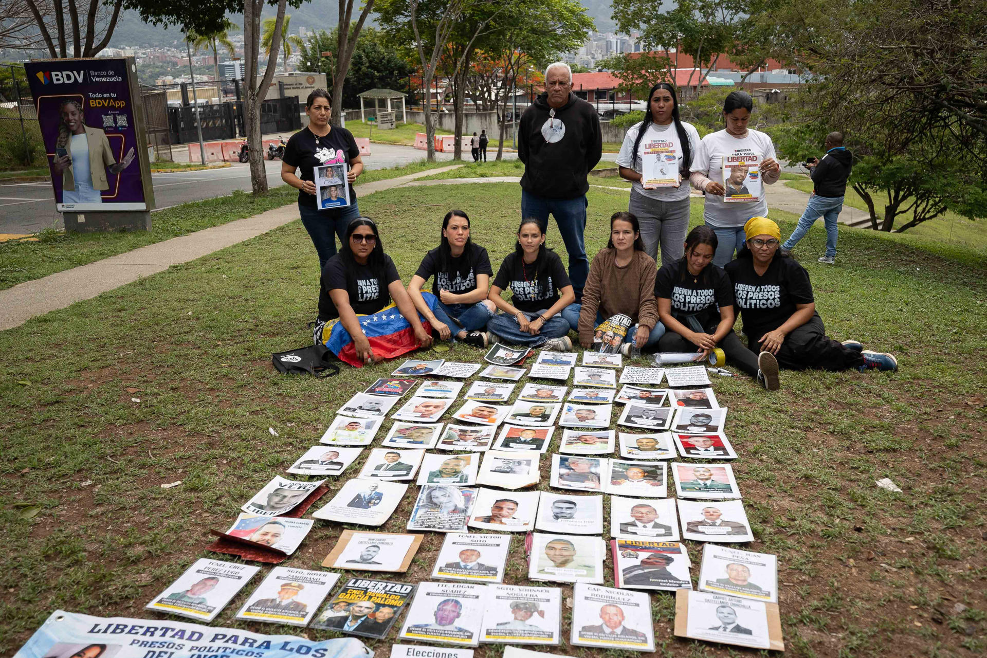 Familiares de presos políticos se mantienen en la 